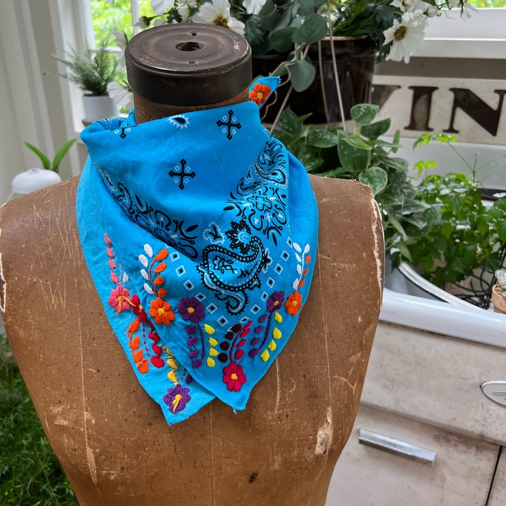 NWOT Nativa Embroidered Bandana - Blue